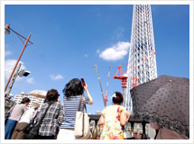 多くの観光客が訪れる東京スカイツリー(2010年9月撮影)